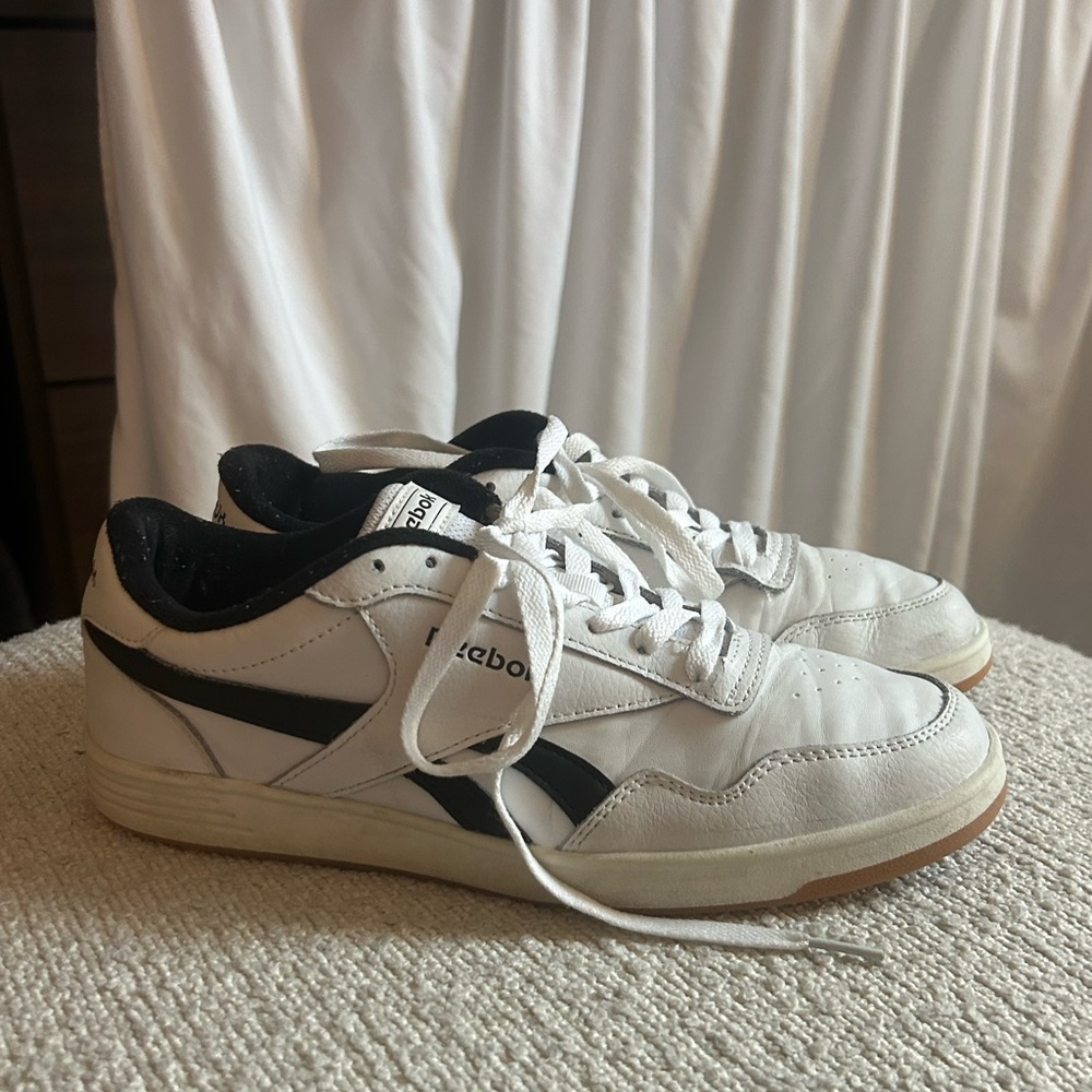 Women’s Reeboks Black and White Women 8.5